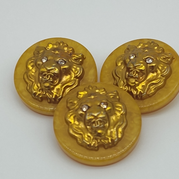 CHANEL Vintage Lion Head Button Set of 3 Amber Resin CC Rhinestone 90s - Picture 2 of 5